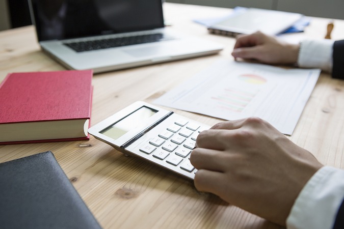 ノートパソコンと電卓