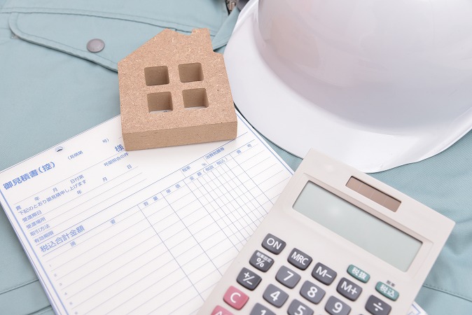 ヘルメットと作業着と電卓