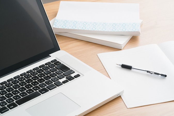 ノートパソコンとメモ