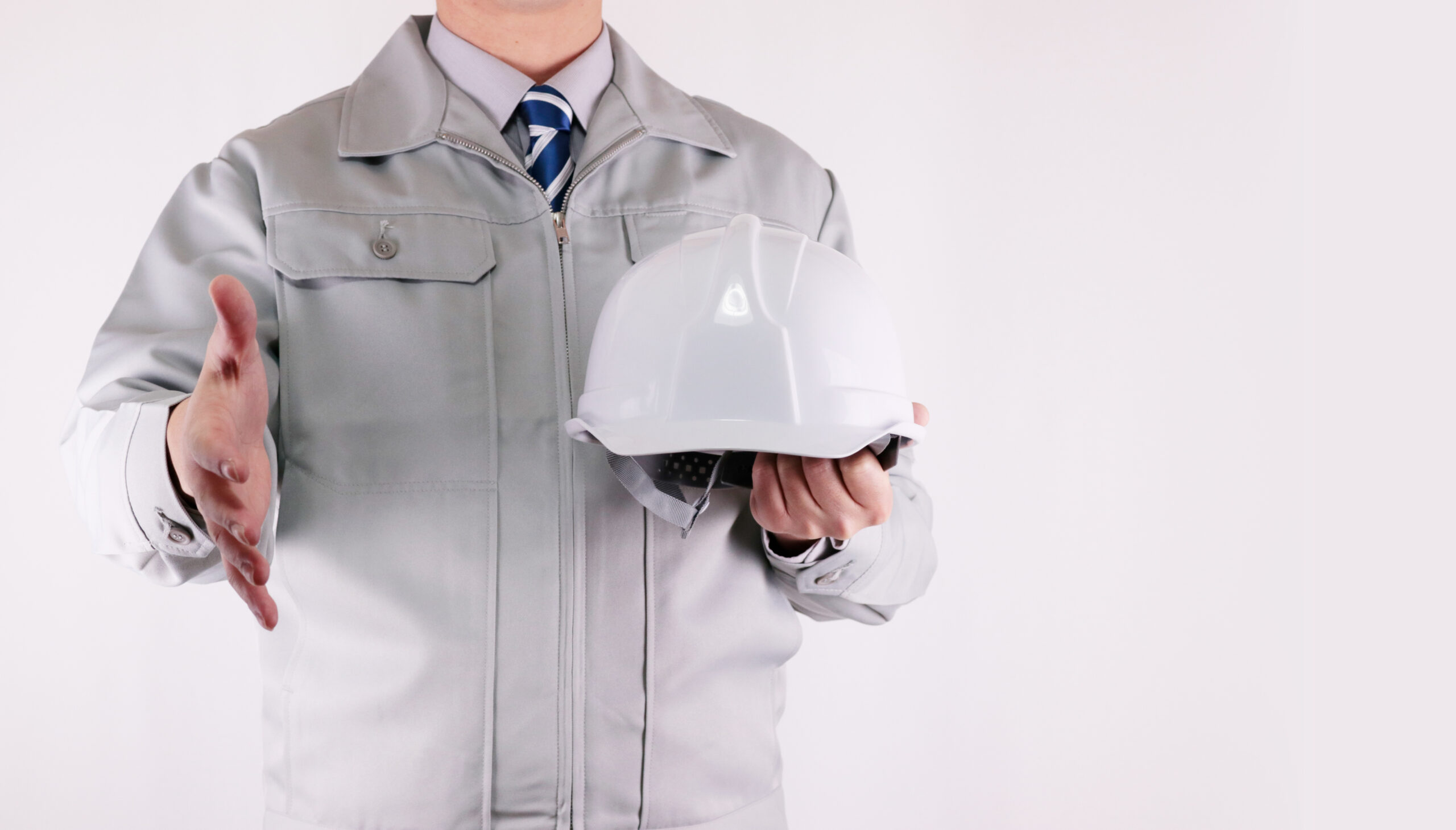 ヘルメットを持つ作業員