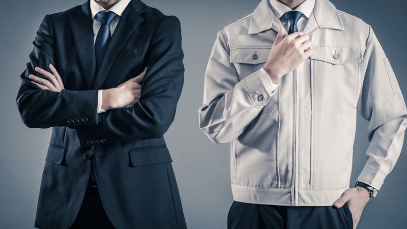 ビジネスマンと作業員