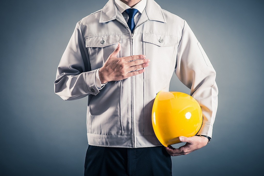 胸に手をあてる作業員