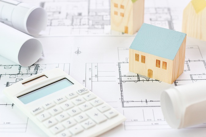 家の模型と電卓