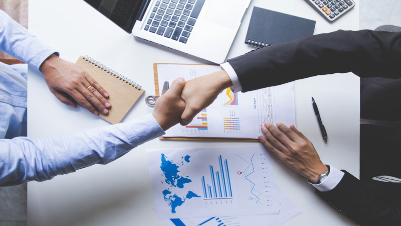 ビジネスで握手