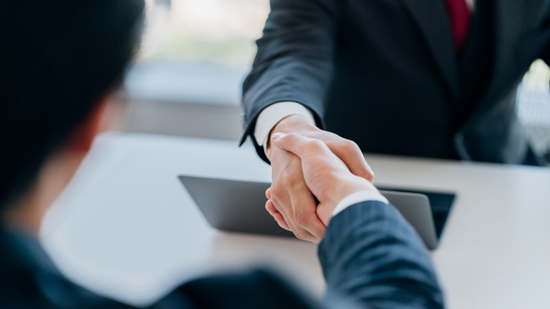 机向かいで握手