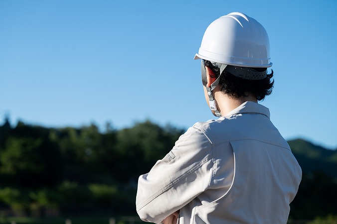 作業員の後ろ姿