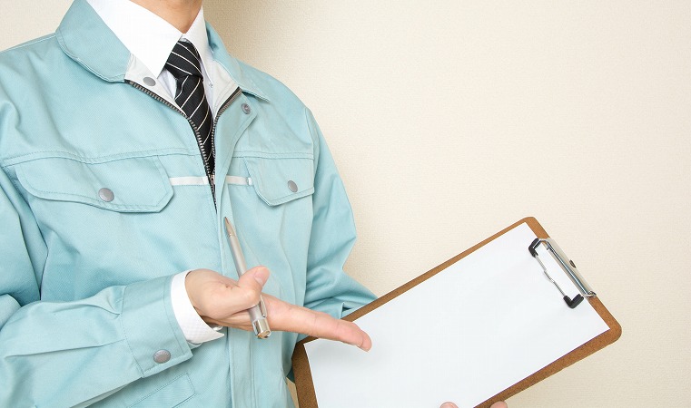 バインダーを持つ作業員